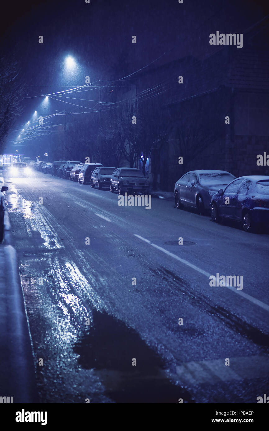 L'extérieur de la petite ville des Balkans au cours de l'hiver, scène de nuit. La ville de Cacak, Serbie. Banque D'Images