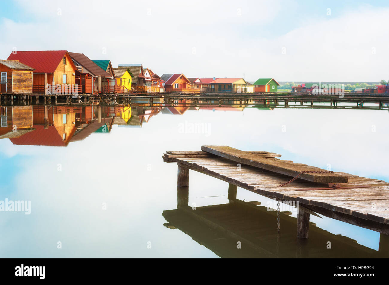 Vieilles cabanes de pêche colorés sur un lac Banque D'Images