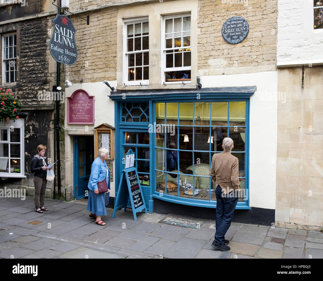 Les touristes visitant baignoire sont illustrés à l'extérieur de Sally Lunn's teahouse,le bâtiment est aussi la plus ancienne maison de baignoire Banque D'Images