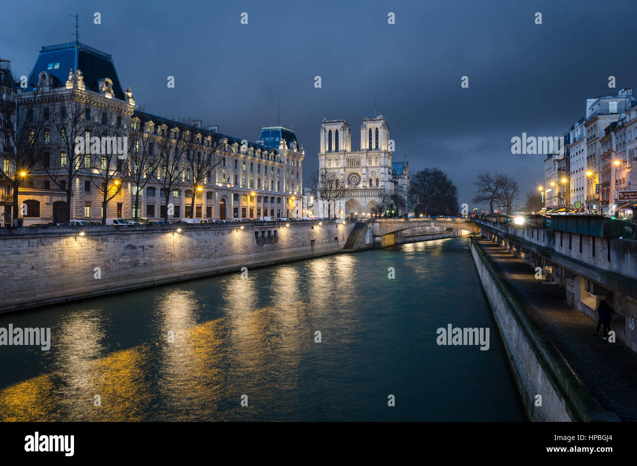 Notre-Dame de Paris et de Seine à heure bleue Banque D'Images