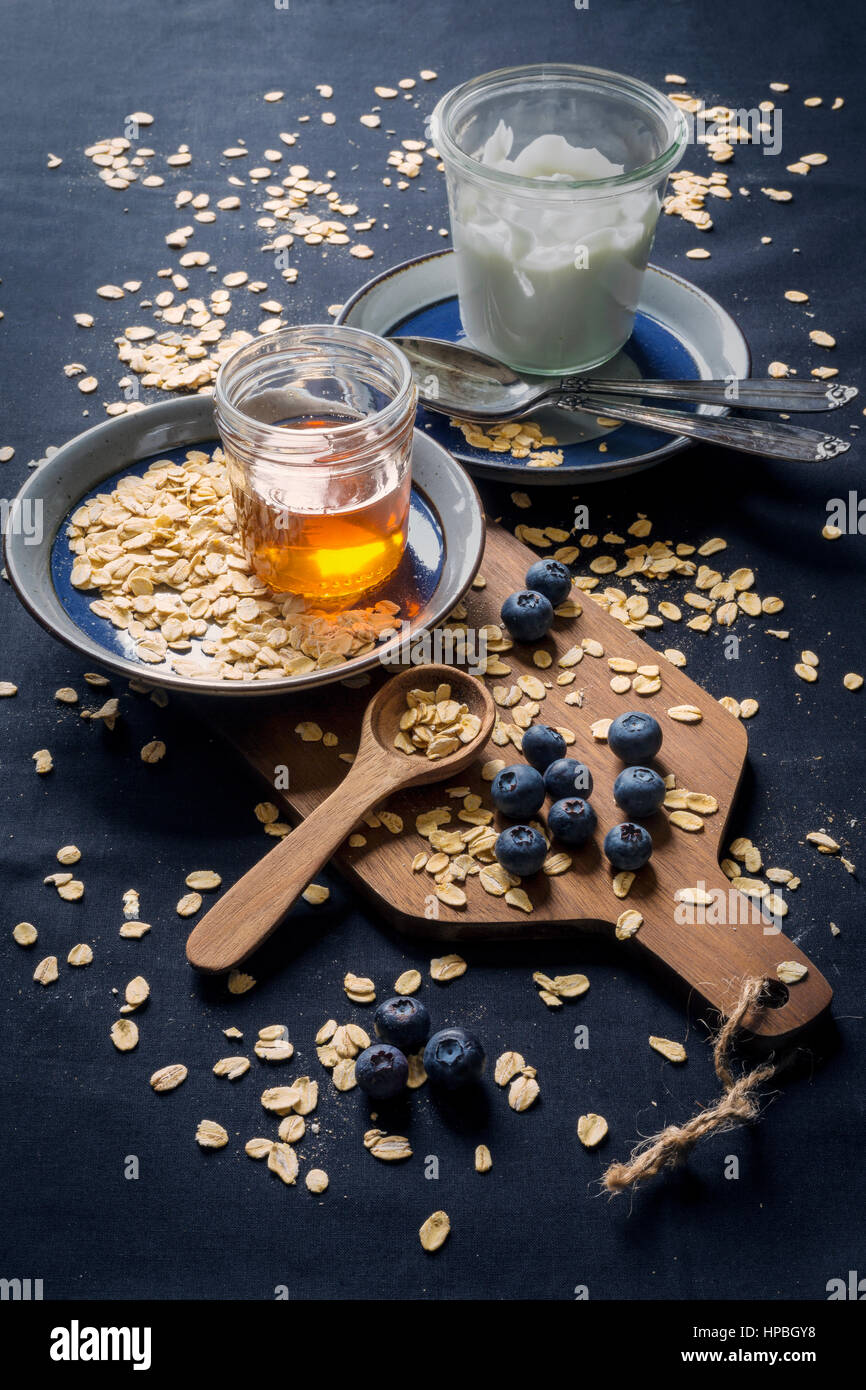 Yaourt à la grecque avec bueberries, avoine et miel Banque D'Images