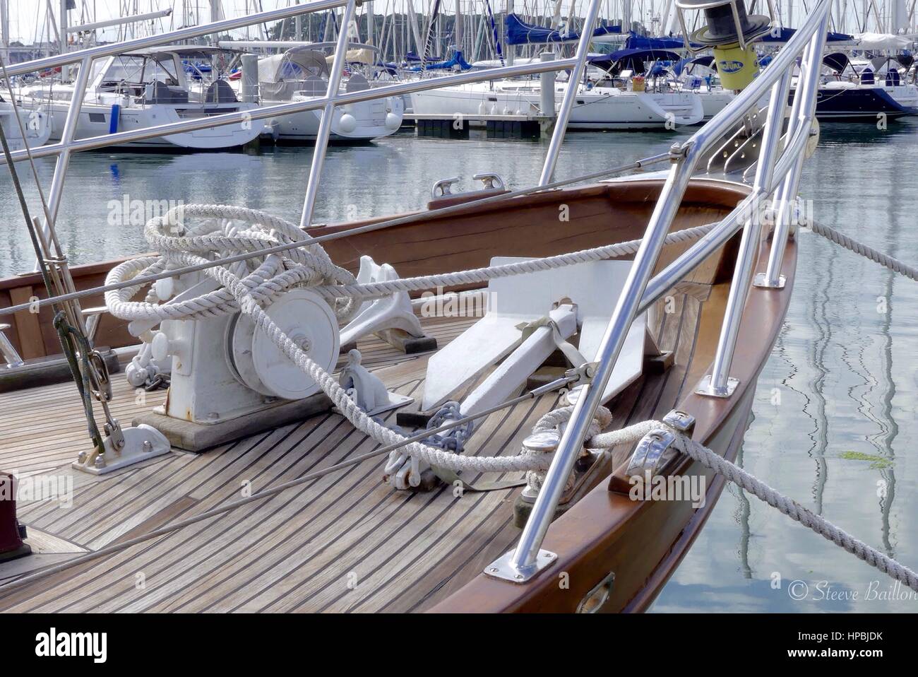 Détails de l'archet sur bateau à voile classique en bois avec vue sur la marina à l'arrière-plan Banque D'Images