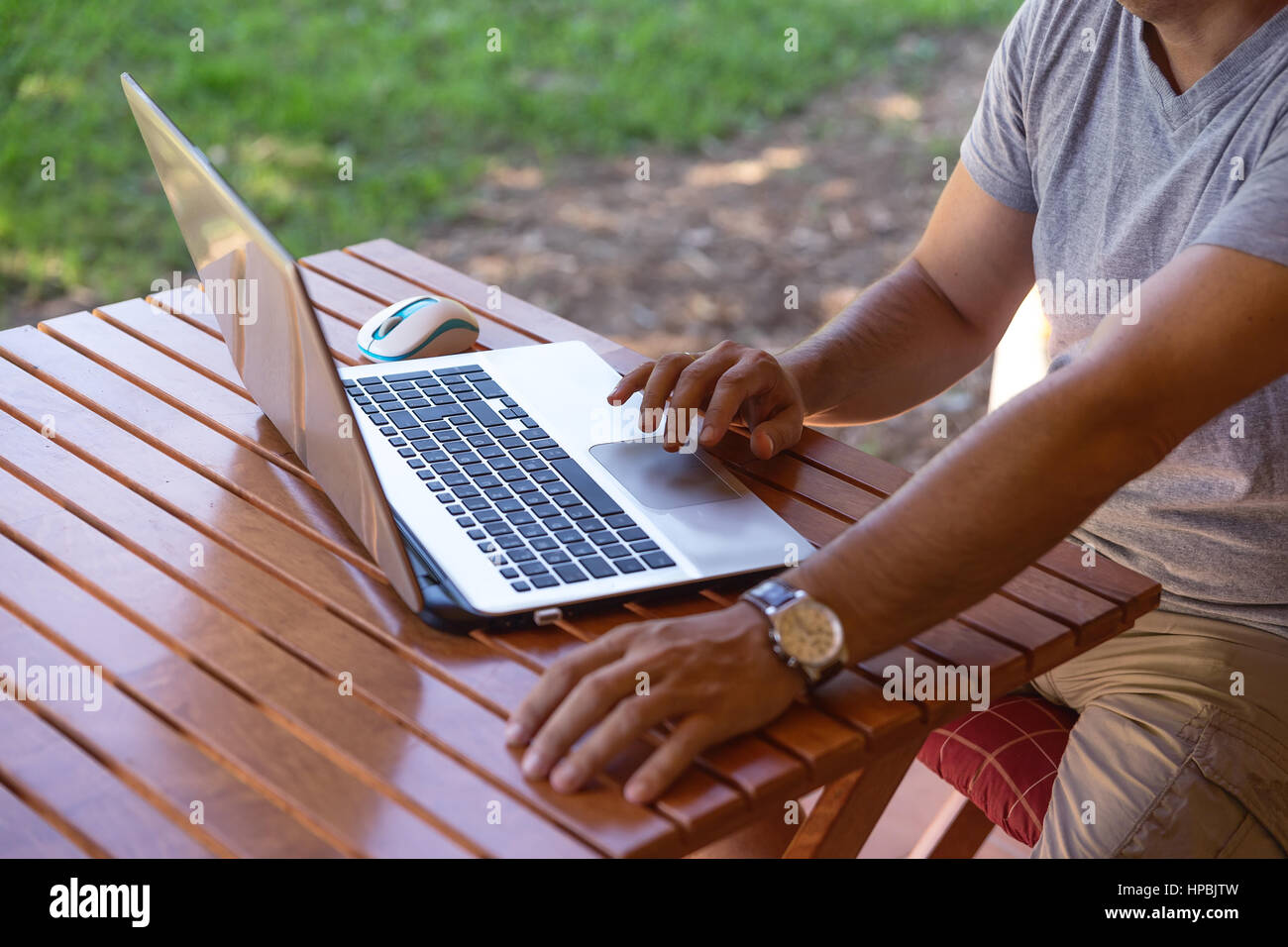 Businessman working on laptop computer avec tablet pc sur table en bois à la maison. Travailler à la maison, home office concept. L'homme travaillant pendant les vacances.Man Banque D'Images