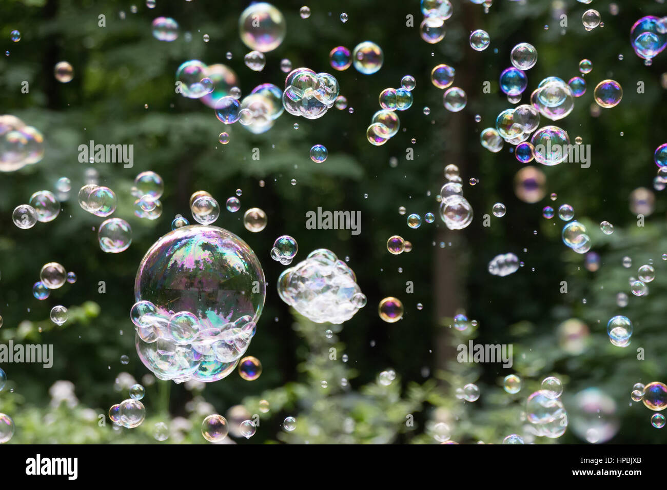 Circulation des bulles de savon coloré flottant dans l'ia Banque D'Images