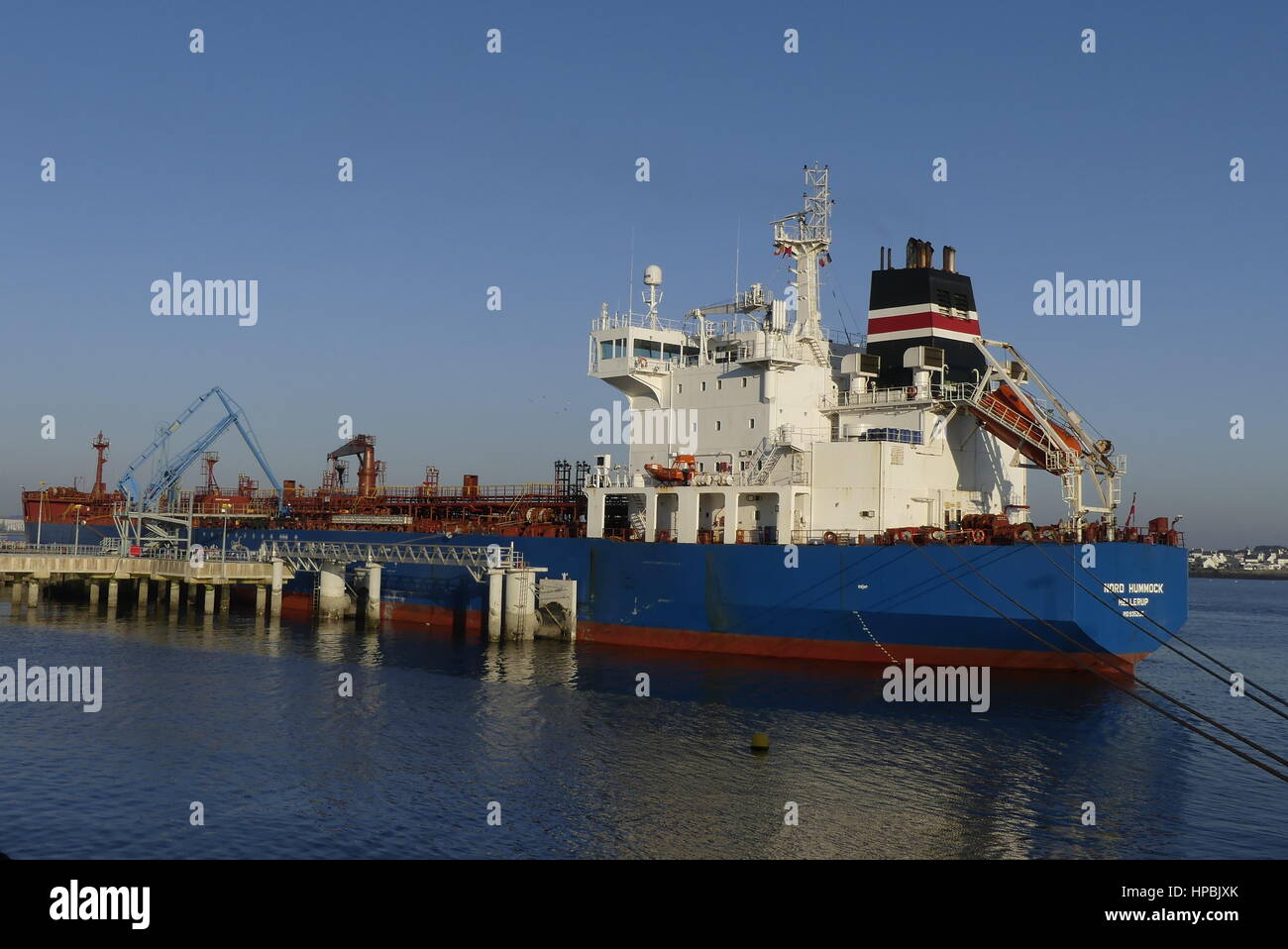 Navire-citerne ' Nord' dans les buttes de déchargement au terminal d'huile de Lorient, Bretagne France Banque D'Images