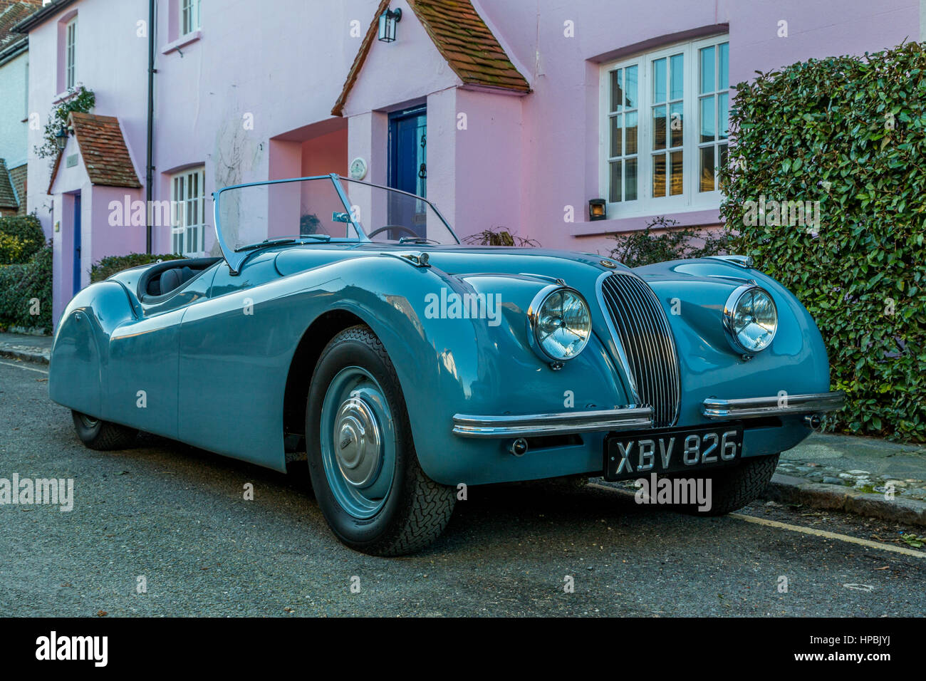 Jaguar XK120 Roadster en dehors d'un marché cottage Rose Banque D'Images