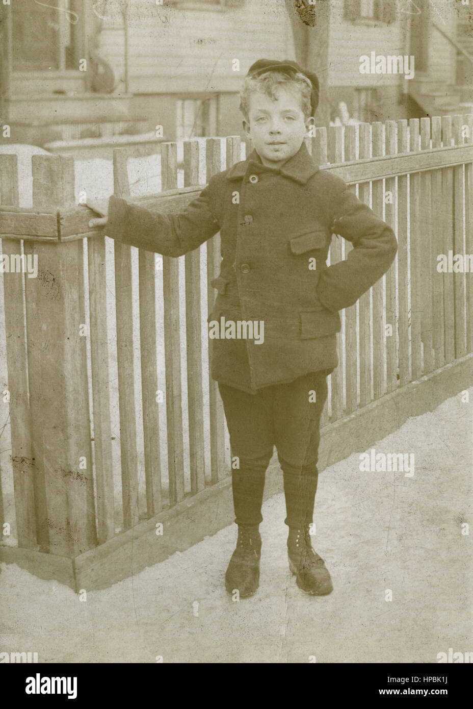 C Antique1890 photo, boy (6 ou 7) debout sur le trottoir. Lieu inconnu, peut-être la Nouvelle Angleterre, USA. SOURCE : tirage photographique original. Banque D'Images