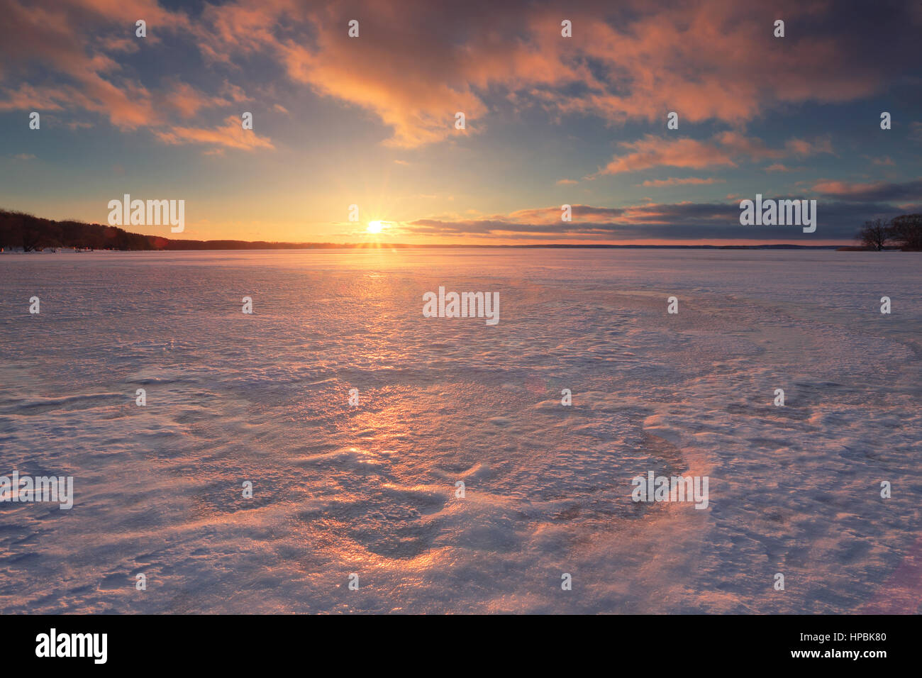 Allume la lumière du soleil Evning ice patterns.image de paysage. Scène d'hiver lumineux. Banque D'Images