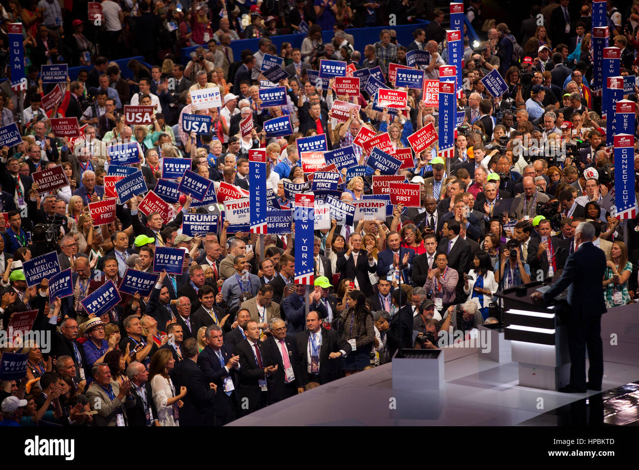 Gouverneur de l'Indiana Mike Pence parle à l'intérieur de la Convention nationale républicaine le 20 juillet 2016. Cleveland, Ohio, United States. Banque D'Images