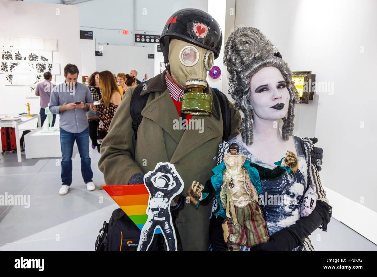 Miami Beach Florida,Art Basel week,foire d'art par satellite,Scope Art,art contemporain,performance art,homme hommes,femme femme femmes,costume,masque à gaz,poupée Banque D'Images