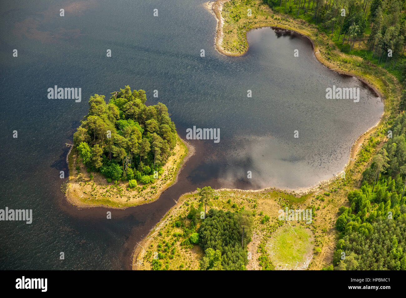 Paysage du lac, occidentale, la réflexion dans l'eau, l'île boisée, Leśnice, côte de la mer Baltique, Pomorskie, Pologne Banque D'Images