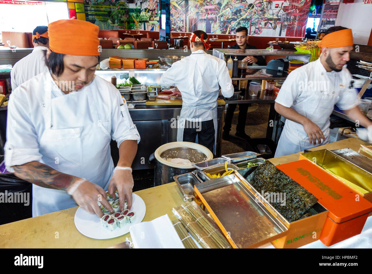 Miami Beach Florida,Lincoln Road,Sushi Samba,Japanese Brazilian,restaurant restaurants cuisine restauration café cafés,dîner,homme asiatique hommes hommes,chef,faire su Banque D'Images