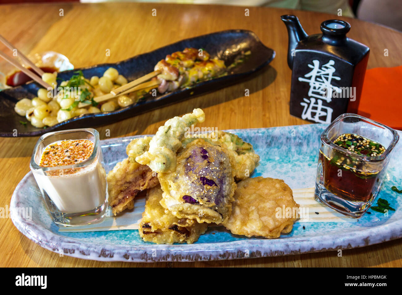 Miami Beach Florida,Lincoln Road,Sushi Samba,restaurant brésilien japonais,repas,nourriture,assiette,tempura de légumes,sauce,anticucho péruvien,FL161215067 Banque D'Images