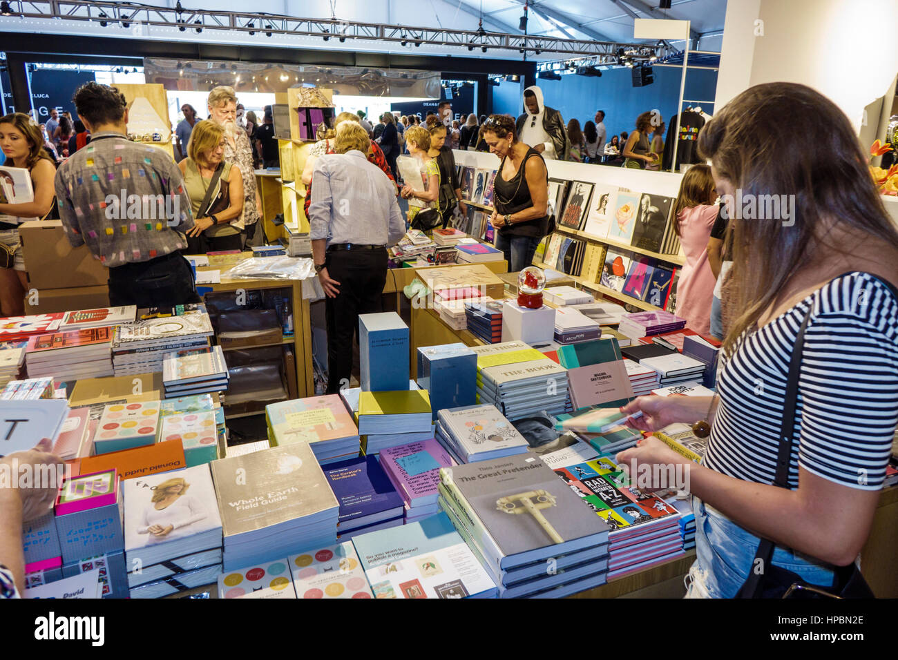 Miami Beach Florida,Convention Center,Art Basel week,art fair,Design Miami,librairie,shopping shopper shoppers shopping magasins marchés marché b Banque D'Images
