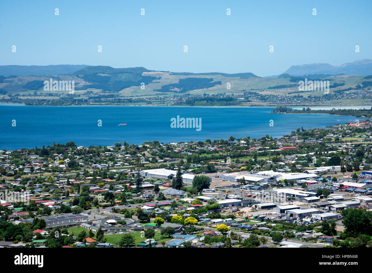 Vue sur le lac et la ville de Rotorua en Nouvelle Zélande, île du Nord Banque D'Images