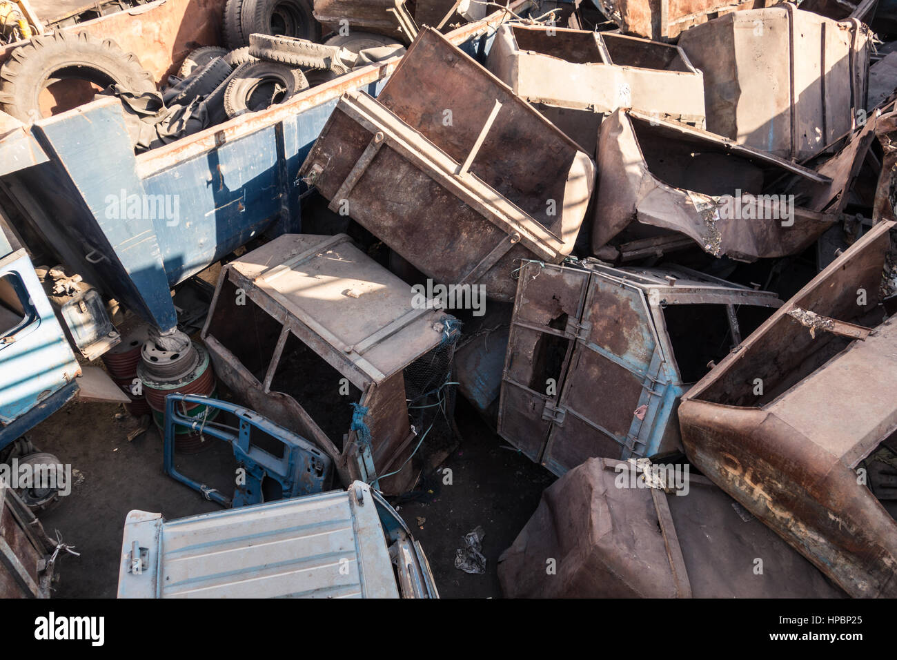 Vieux camion poubelle dump ans dormant Banque D'Images