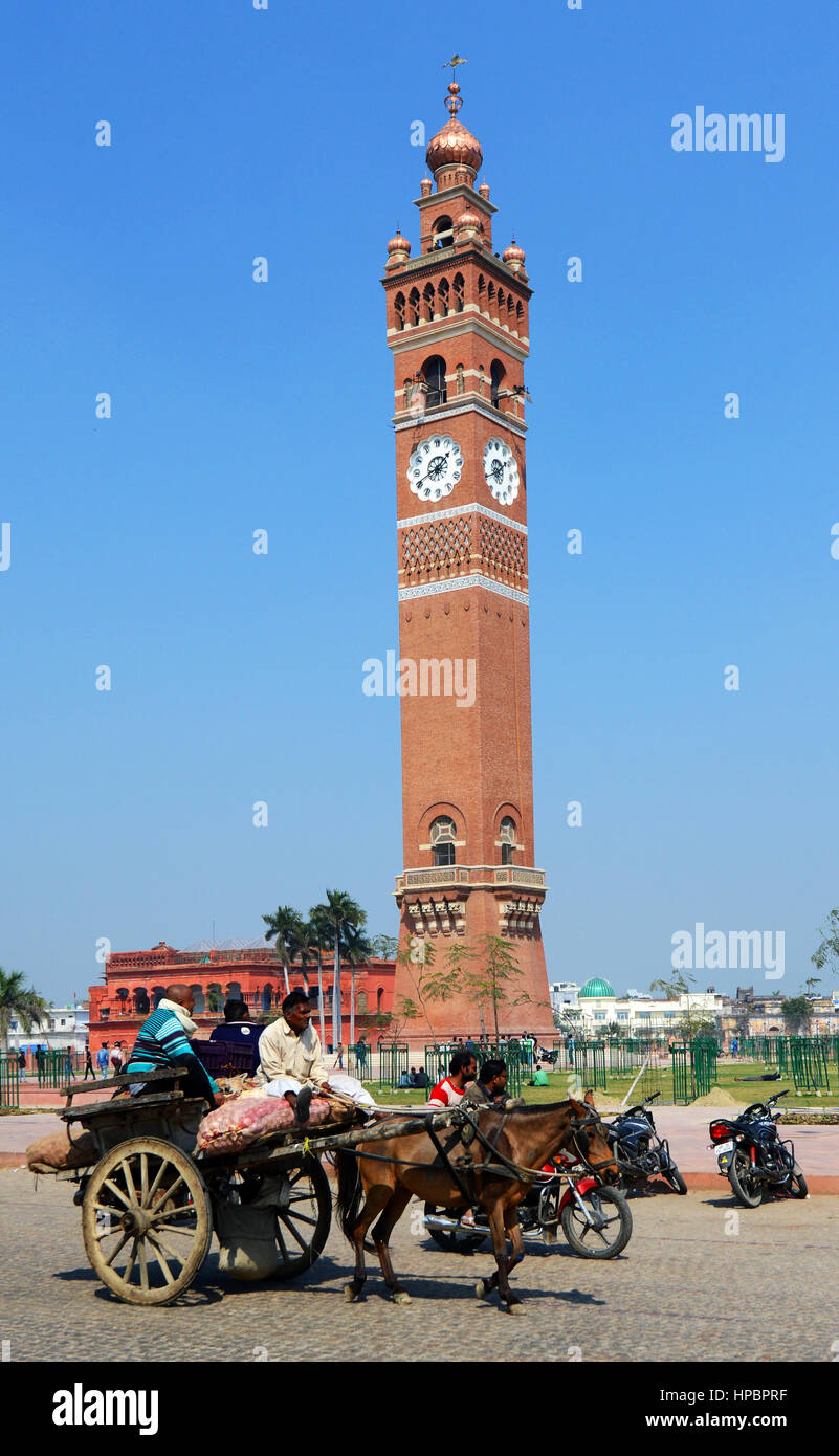 Un cheval panier en passant par la tour de l'horloge de Husainabad à Lucknow. Banque D'Images