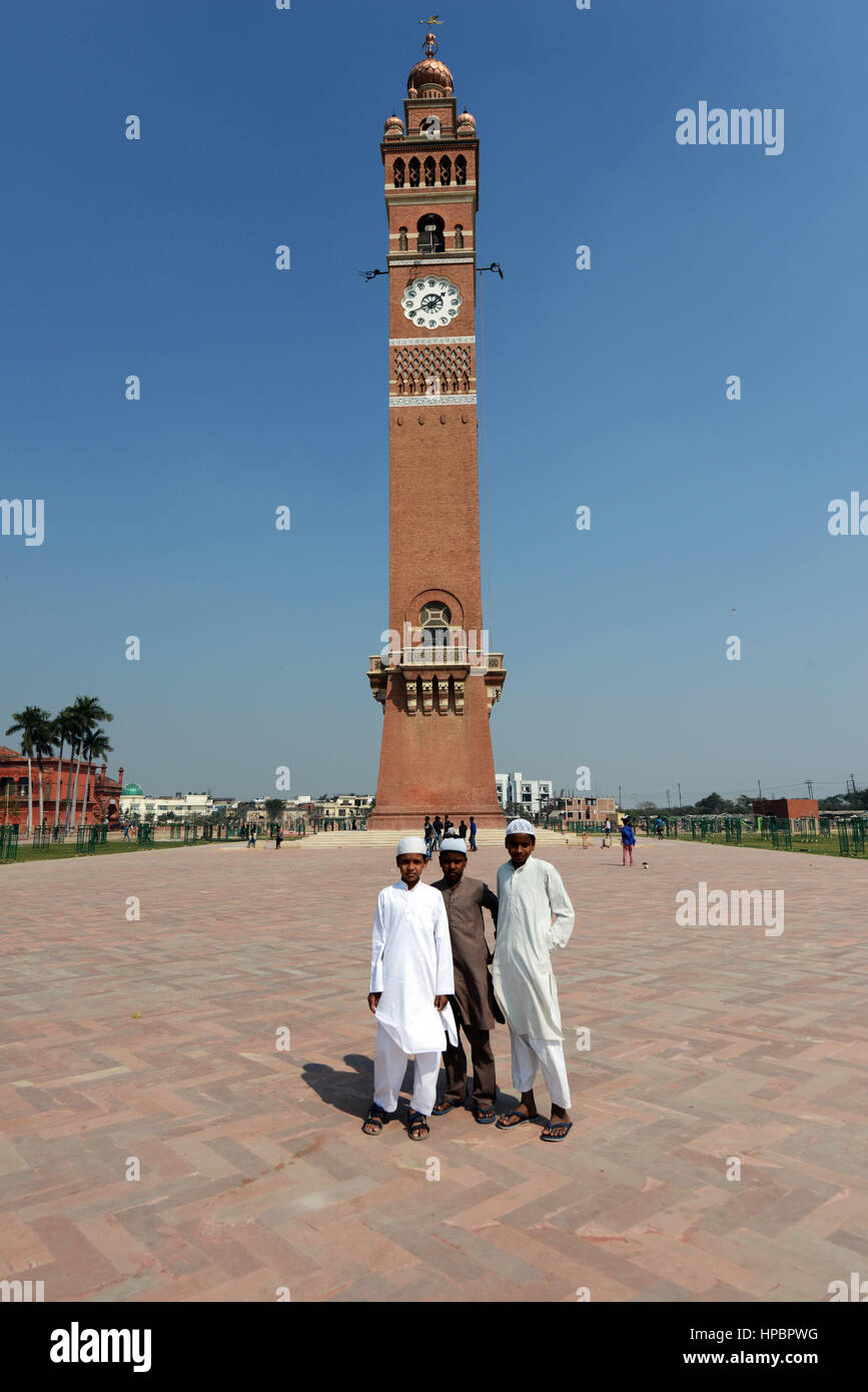 Les enfants musulmans debout devant la Tour de l'horloge de Husainabad à Lucknow. Banque D'Images