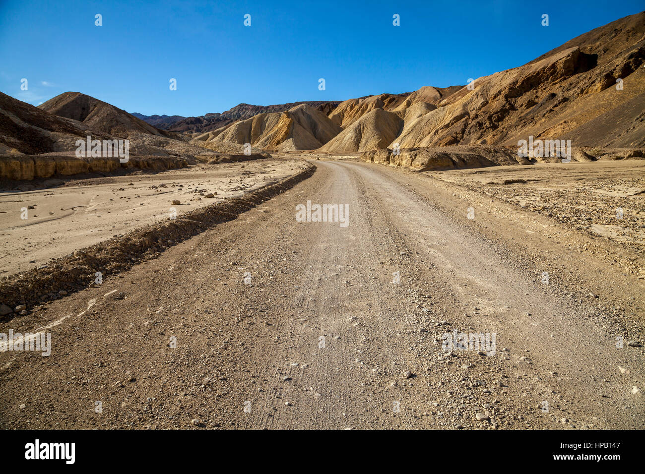 Route de terre dans la région de Death Valley National Park, California, USA Banque D'Images