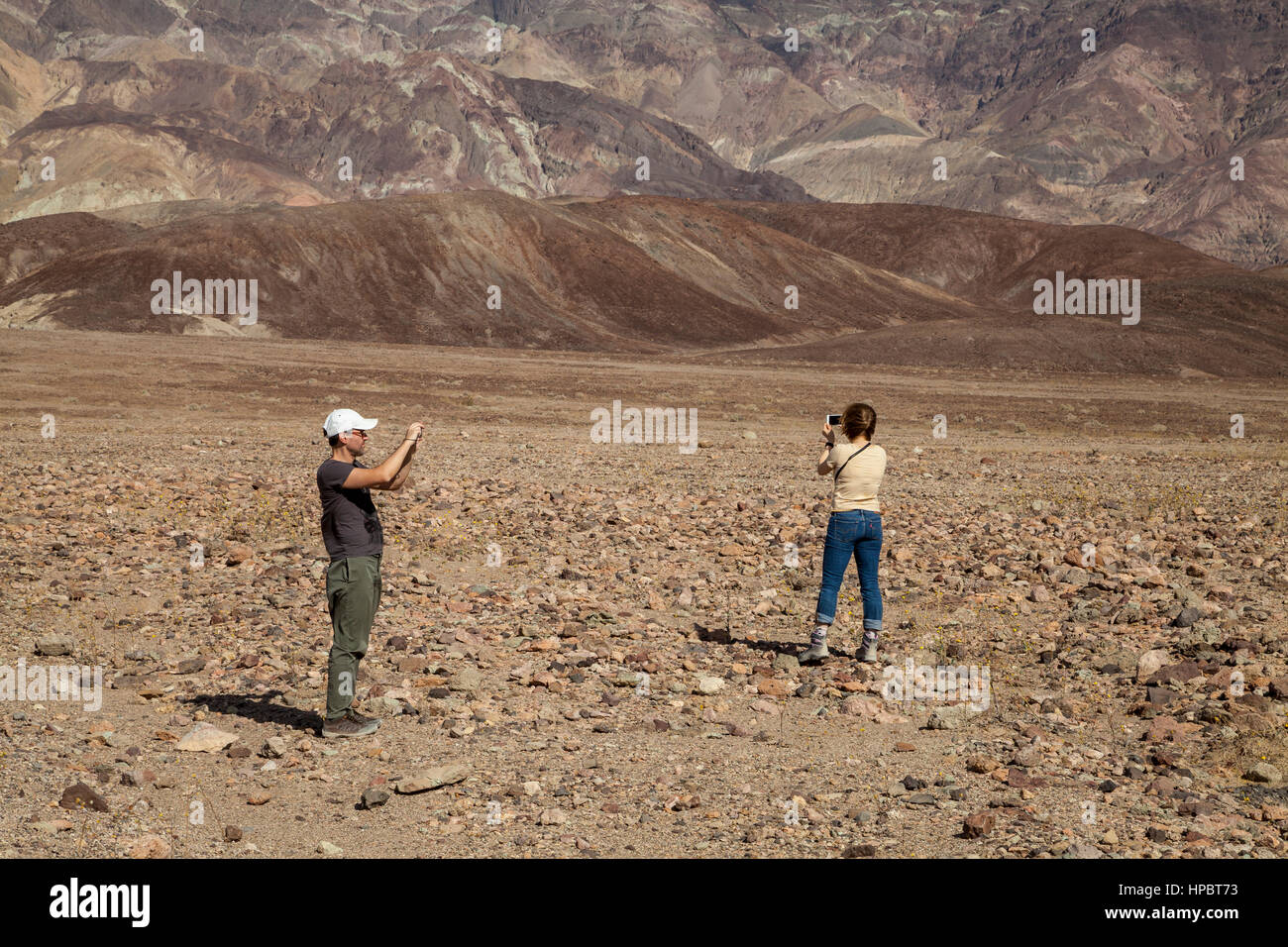 Les touristes de prendre des photos de la Death Valley National Park, California, USA Banque D'Images