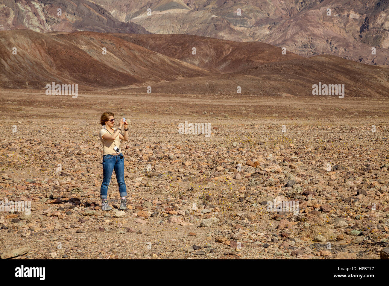 Woman taking photos de la Death Valley National Park, California, USA Banque D'Images