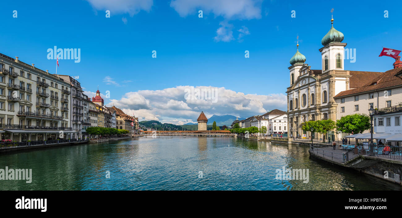 Lucerne, Suisse - 24 mai 2016 : Architecture de Lucerne. Panorama avec le célèbre Pont de la chapelle et l'église des Jésuites sur la Reuss à Lucerne. Banque D'Images