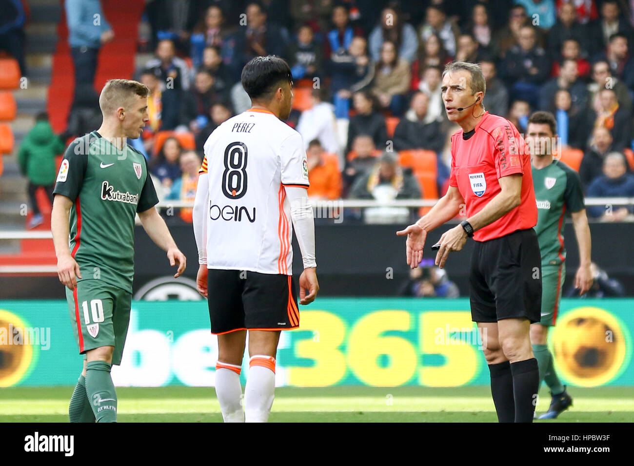 Valence, Espagne. 19 Février, 2017. M. Fernandez Borbalan (R), Enzo Perez de Valence CF (C) et du Club Athletich Muniain de Bilbao (L) pendant le match de la Liga entre Valence CF et l'Athletic Club de Bilbao au stade Mestalla de Valence, Espagne. 19 février 2017 - Photo : Julio J. Jimenez / AFP7 Crédit : Oscar J Barroso/Alamy Live News Banque D'Images