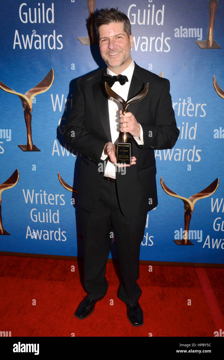 Joe Lawson pose dans la salle de presse 2017 Writers Guild Awards L.A. Cérémonie à l'hôtel Beverly Hilton à Beverly Hills, Californie le 19 février 2017. Banque D'Images