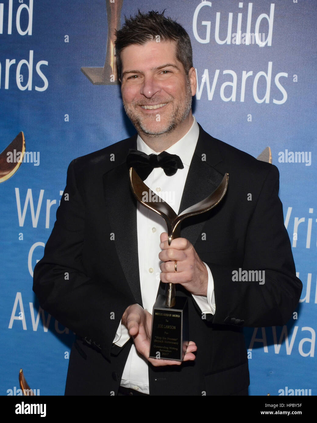 Joe Lawson pose dans la salle de presse 2017 Writers Guild Awards L.A. Cérémonie à l'hôtel Beverly Hilton à Beverly Hills, Californie le 19 février 2017. Banque D'Images