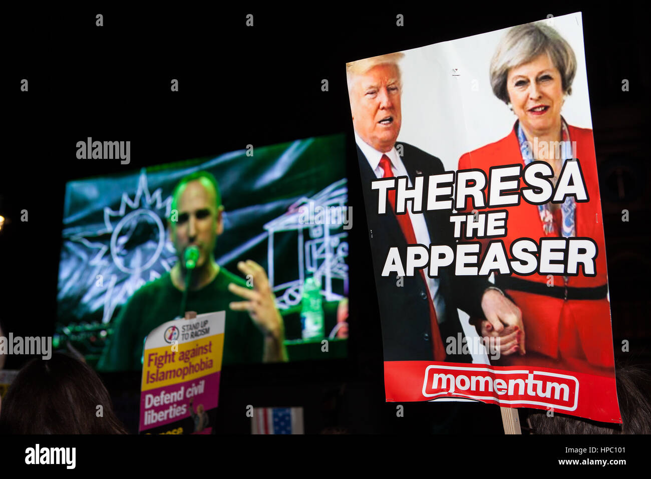 Londres, Royaume-Uni. Feb 20, 2017. Un orateur à une démonstration à l'emporter sur la place du Parlement. Les manifestants se sont opposés à l'atout de Donald d'être invités à une visite d'État au Royaume-Uni. La manifestation à la place du Parlement a eu lieu au cours du temps, que le Parlement a discuté de l'éventuelle visite d'état. Credit : Syz/Alamy Live News Banque D'Images