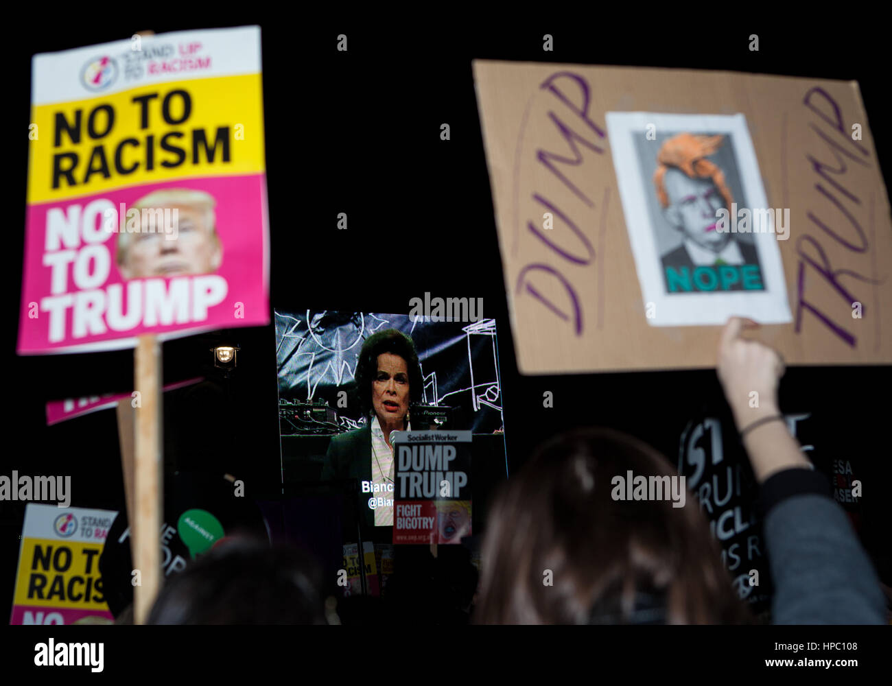 Londres, Royaume-Uni. Feb 20, 2017. Bianca Jagger parle à une démonstration d'atout dans la place du Parlement. Les manifestants se sont opposés à l'atout de Donald d'être invités à une visite d'État au Royaume-Uni. La manifestation à la place du Parlement a eu lieu au cours du temps, que le Parlement a discuté de l'éventuelle visite d'état. Credit : Syz/Alamy Live News Banque D'Images