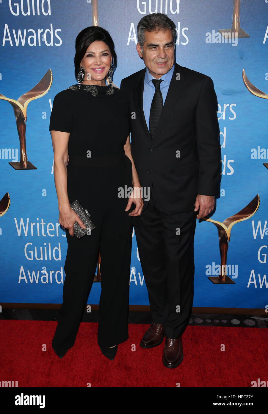 Beverly Hills, CA, USA. Feb 19, 2017. 19 février 2017 - Los Angeles, Californie - Shohreh Aghdashloo, Houshang Touzie. Writers Guild Awards 2017 A.L. Cérémonie qui a eu lieu au Beverly Hilton. Photo Credit : Crédit : AdMedia AdMedia/ZUMA/Alamy Fil Live News Banque D'Images