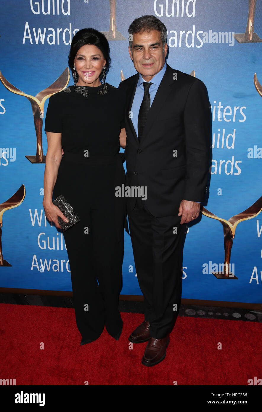 Beverly Hills, CA, USA. Feb 19, 2017. 19 février 2017 - Los Angeles, Californie - Shohreh Aghdashloo, Houshang Touzie. Writers Guild Awards 2017 A.L. Cérémonie qui a eu lieu au Beverly Hilton. Photo Credit : Crédit : AdMedia AdMedia/ZUMA/Alamy Fil Live News Banque D'Images