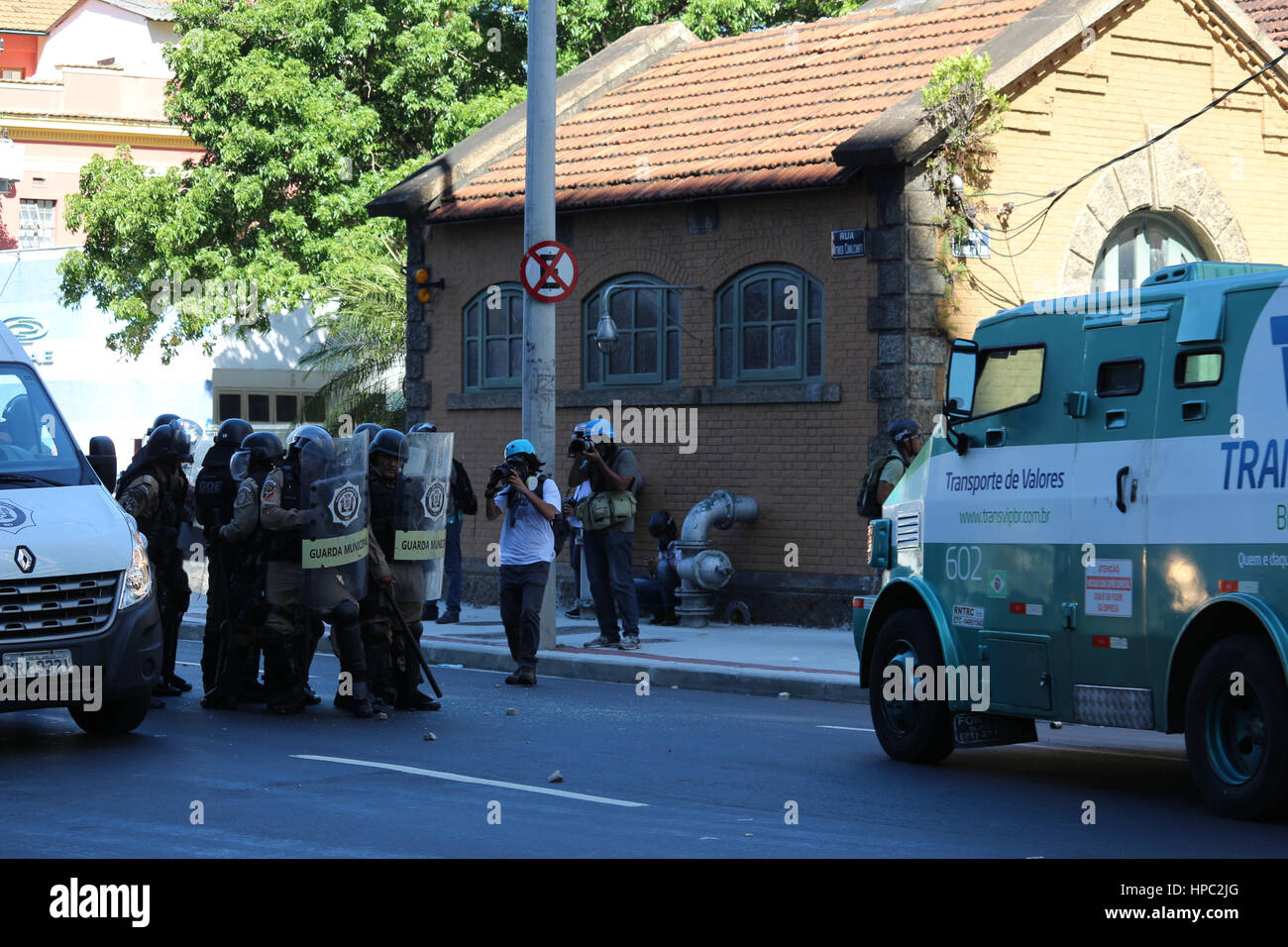 Rio de Janeiro, Brésil. Feb 20, 2017. Les agents de police utilisent des armes non létales, le moral des bombes et des gaz lacrymogènes pour attaquer les manifestants. Manifestants ont protesté dans les rues du centre-ville de Rio contre la privatisation de la Cedae (eau et égouts company à Rio de Janeiro). Credit : Luiz Souza/Alamy Live News Banque D'Images