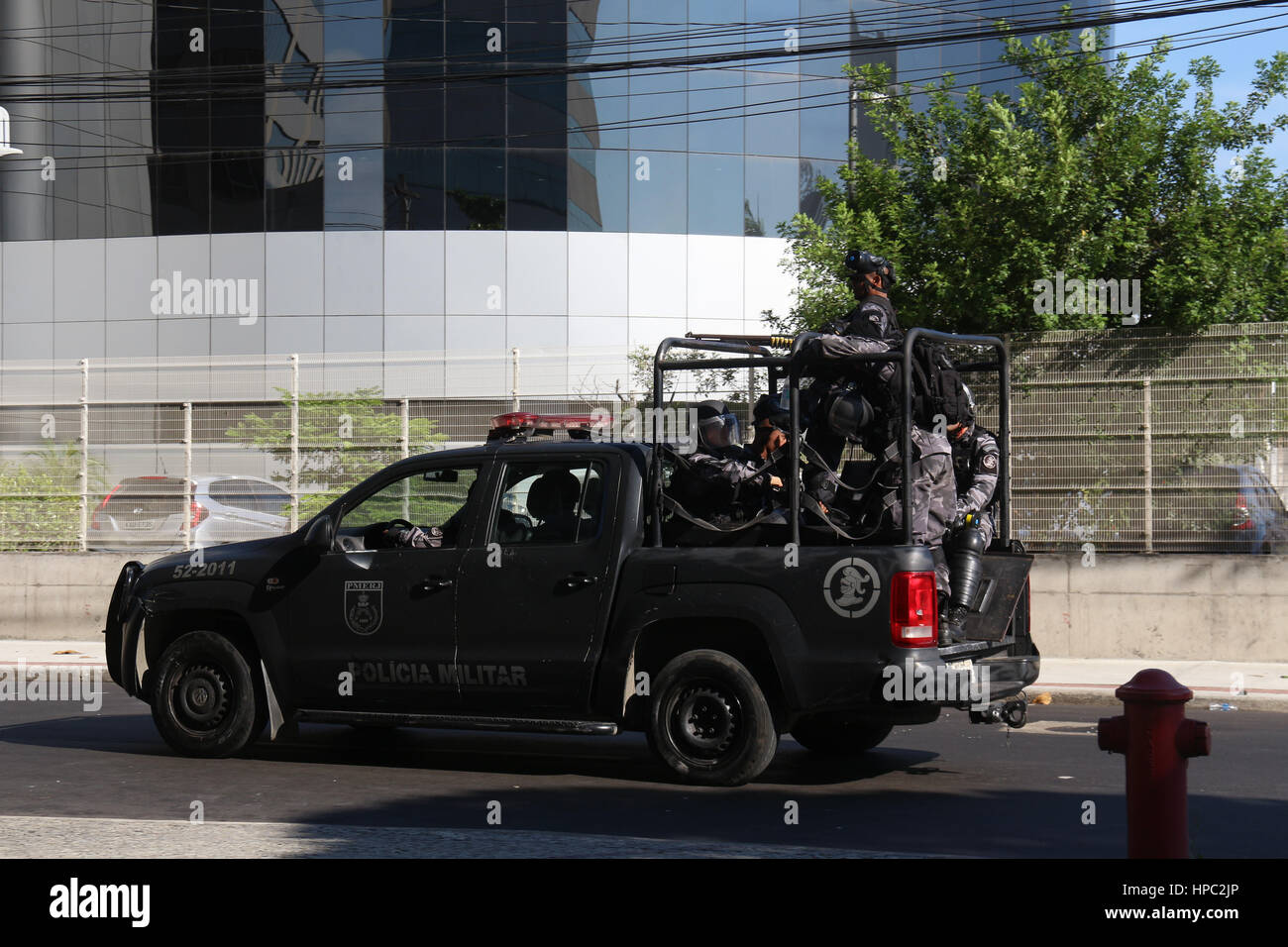 Rio de Janeiro, Brésil. Feb 20, 2017. Les agents de police utilisent des armes non létales, le moral des bombes et des gaz lacrymogènes pour attaquer les manifestants. Manifestants ont protesté dans les rues du centre-ville de Rio contre la privatisation de la Cedae (eau et égouts company à Rio de Janeiro). Credit : Luiz Souza/Alamy Live News Banque D'Images