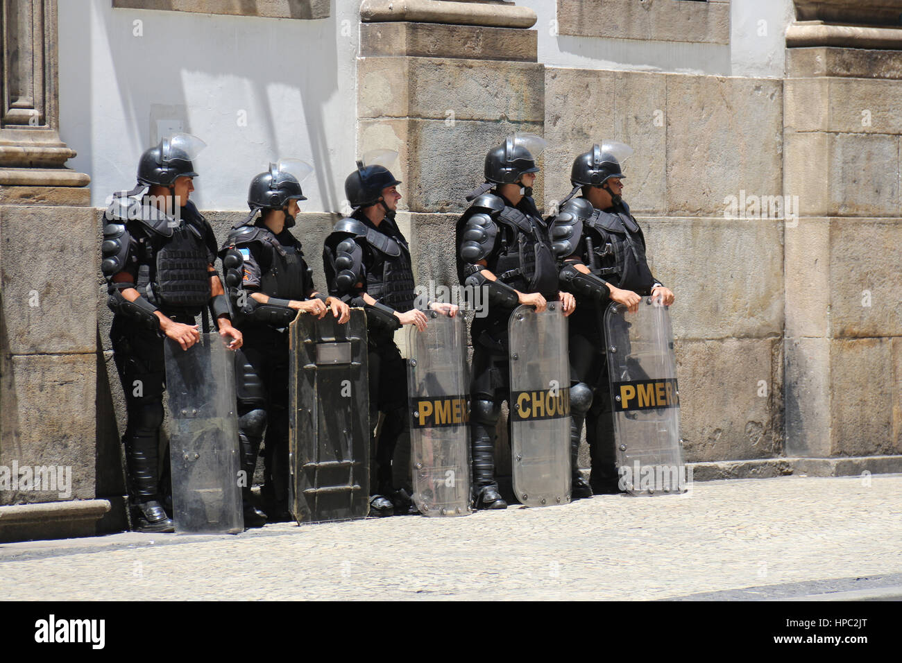 Rio de Janeiro, Brésil. Feb 20, 2017. Manifestants ont protesté dans les rues du centre-ville de Rio contre la privatisation de la Cedae (eau et égouts company à Rio de Janeiro). Avec la grave crise financière qui affecte l'état de Rio de Janeiro, le gouvernement fédéral a exigé que l'État de privatiser la Cedae et créer des mesures d'austérité qui aura un impact sur les salaires et les avantages sociaux des fonctionnaires. Credit : Luiz Souza/Alamy Live News Banque D'Images