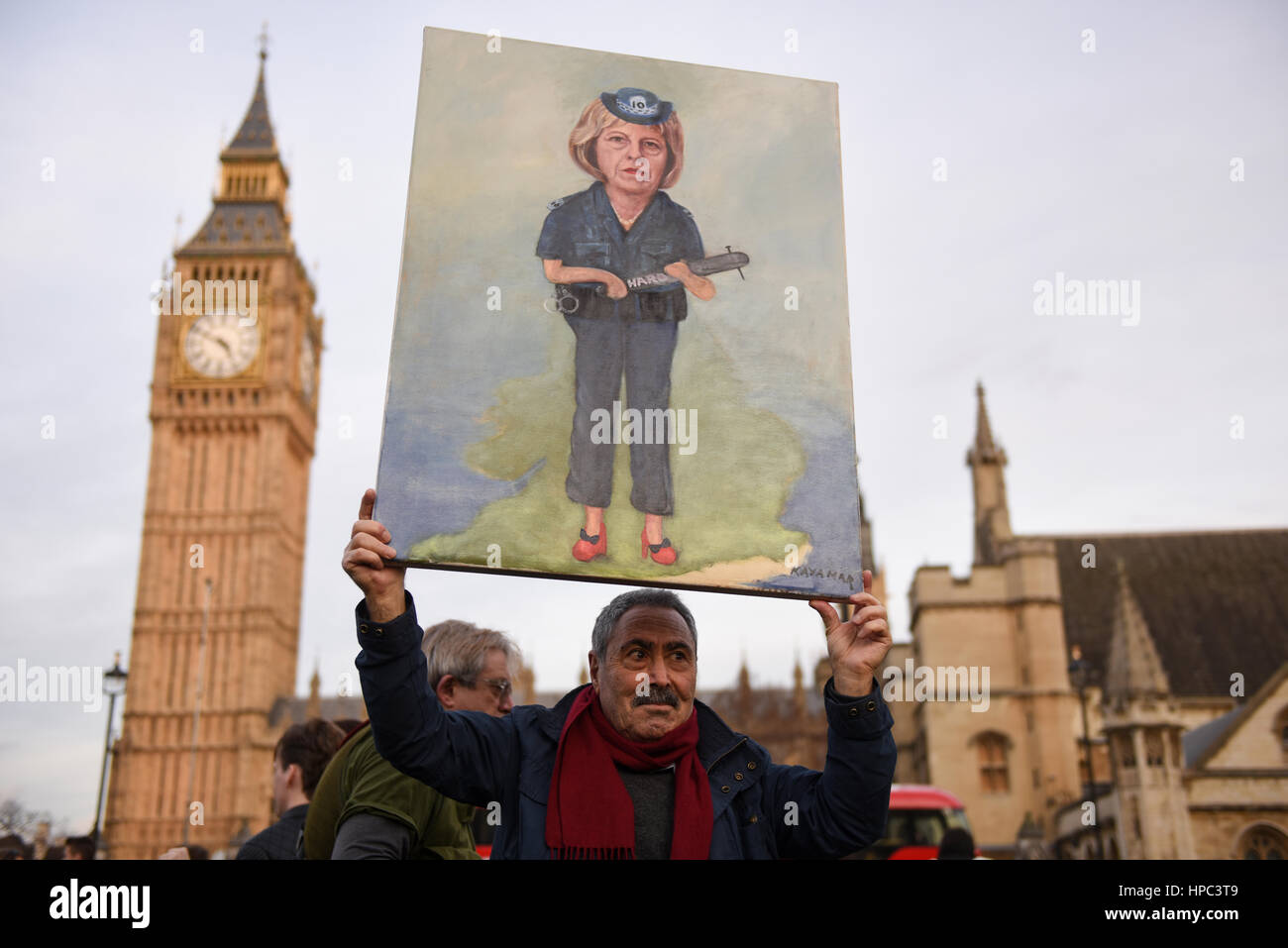 Londres, Royaume-Uni. 20 février 2017. Les gens sont descendus dans la rue marchant à la place du Parlement pour protester contre l'Brexit et Trump dans le cadre de sa visite officielle en Grande-Bretagne. Artiste politique Kaya Mar est holding sa peinture illustrant le premier ministre britannique Theresa May. Credit : ZEN - Zaneta Razaite/Alamy Live News Banque D'Images