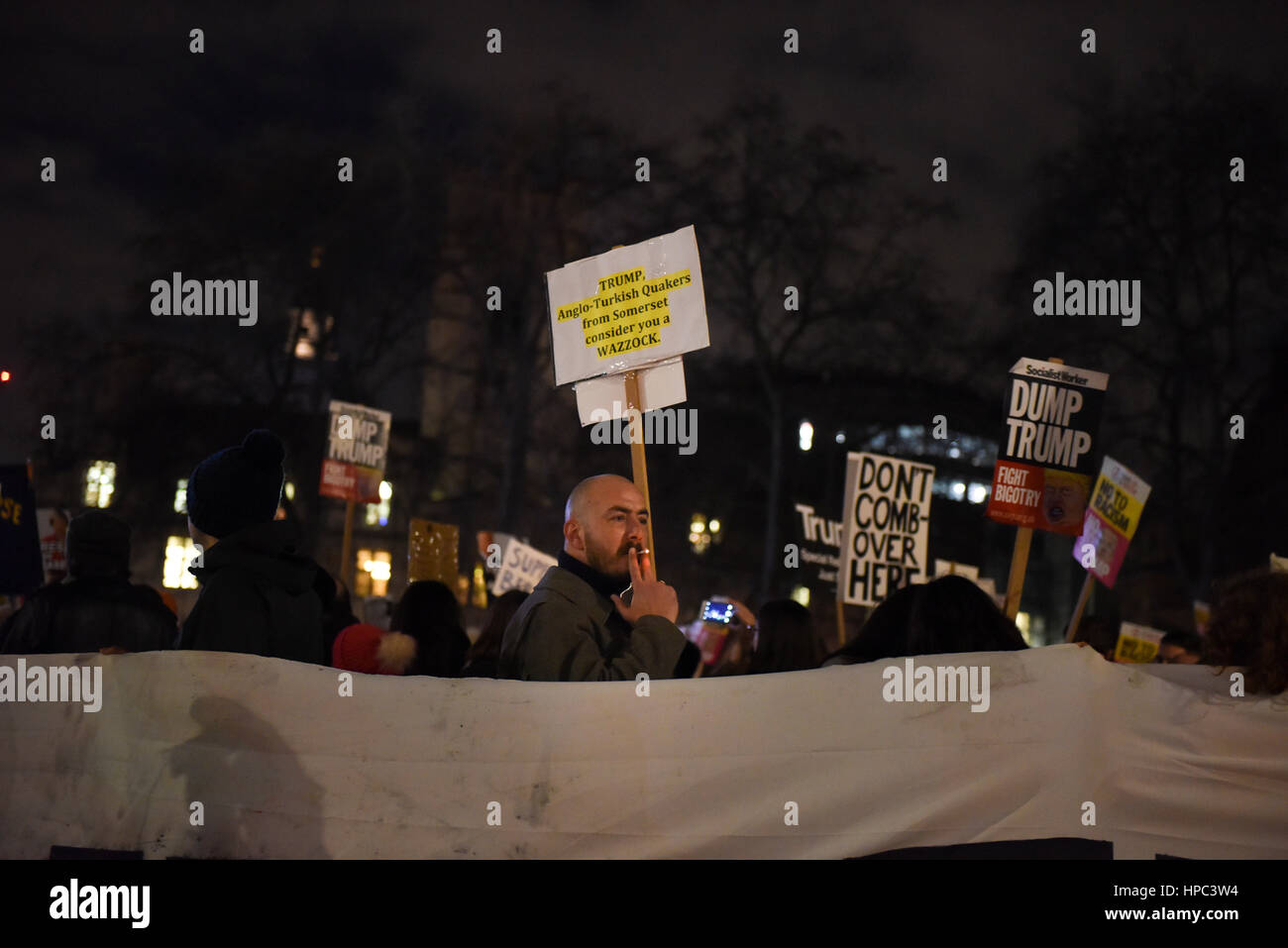 Londres, Royaume-Uni. 20 février 2017. De personnes se sont réunies à la place du Parlement pour protester contre l'Brexit et Donald Trump proposée dans le cadre de sa visite officielle en Grande-Bretagne. Un manifestant avec une cigarette est holding a placard lecture : ' Trump, Anglo-Turkish Quakers de Somerset vous considère comme WAZZOCK'. Credit : ZEN - Zaneta Razaite/Alamy Live News Banque D'Images