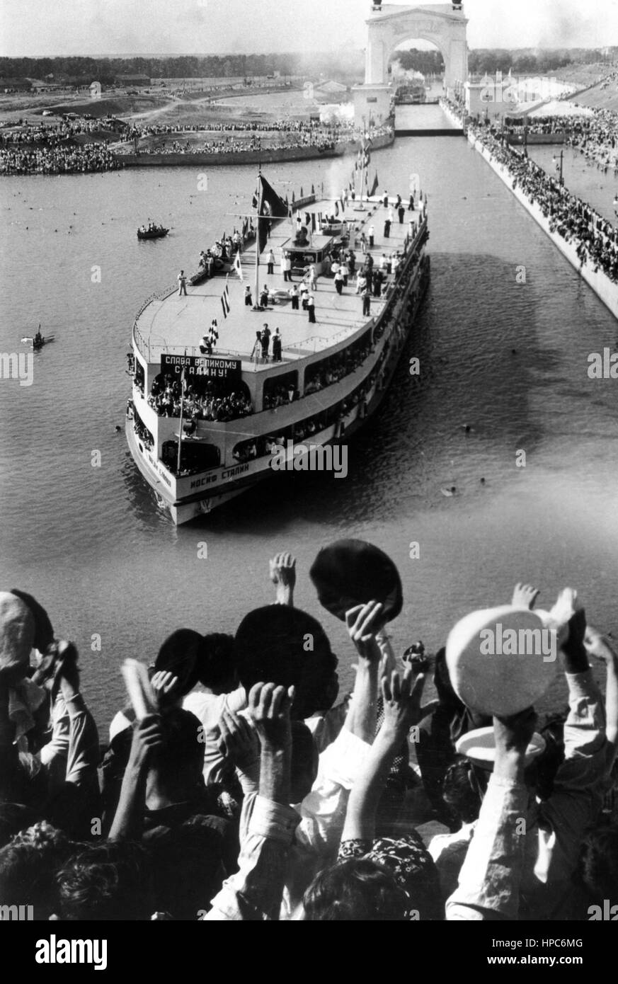 Se réjouir les gens accueillent le navire 'Joseph Staline' à l'ouverture de la canal Volga-Don le 27 juillet 1952 près de Stalingrad (près de Volgograd). Photo : Yevgeny Khaldei | conditions dans le monde entier Banque D'Images