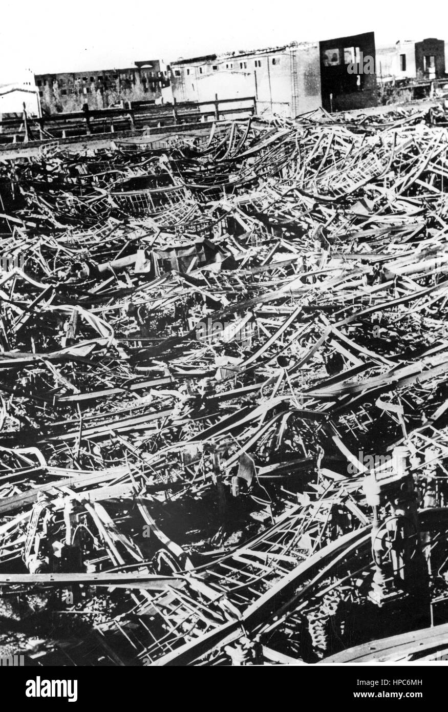 La photographie originale à partir de laquelle cette image numérique a été faite lit sur son dos la propagande nationale-socialiste du 06 novembre 1942: 'Dans l'usine de tracteurs de Stalingrad. L'usine et les halls d'usine autrefois énormes fournissent un chaos de débris. En détruisant cette usine, German Wehrmacht a réalisé une nouvelle frappe contre le potentiel d'armement des Soviétiques. Fotoarchiv für Zeitgeschichte | utilisation dans le monde entier Banque D'Images