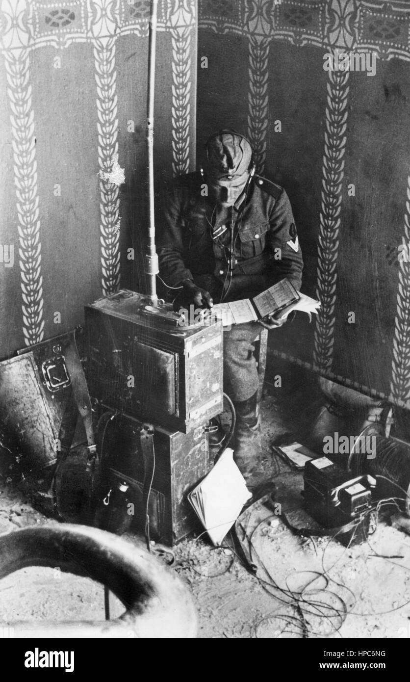 La photographie originale à partir de laquelle cette image numérique a été faite lit sur son dos la propagande nationale-socialiste du 26 octobre 1942: 'Bataille de Stalingrad. des stations d'appel et de radio connectées qui assurent la connexion entre les batteries et les stations de reconnaissance. » Fotoarchiv für Zeitgeschichte | utilisation dans le monde entier Banque D'Images