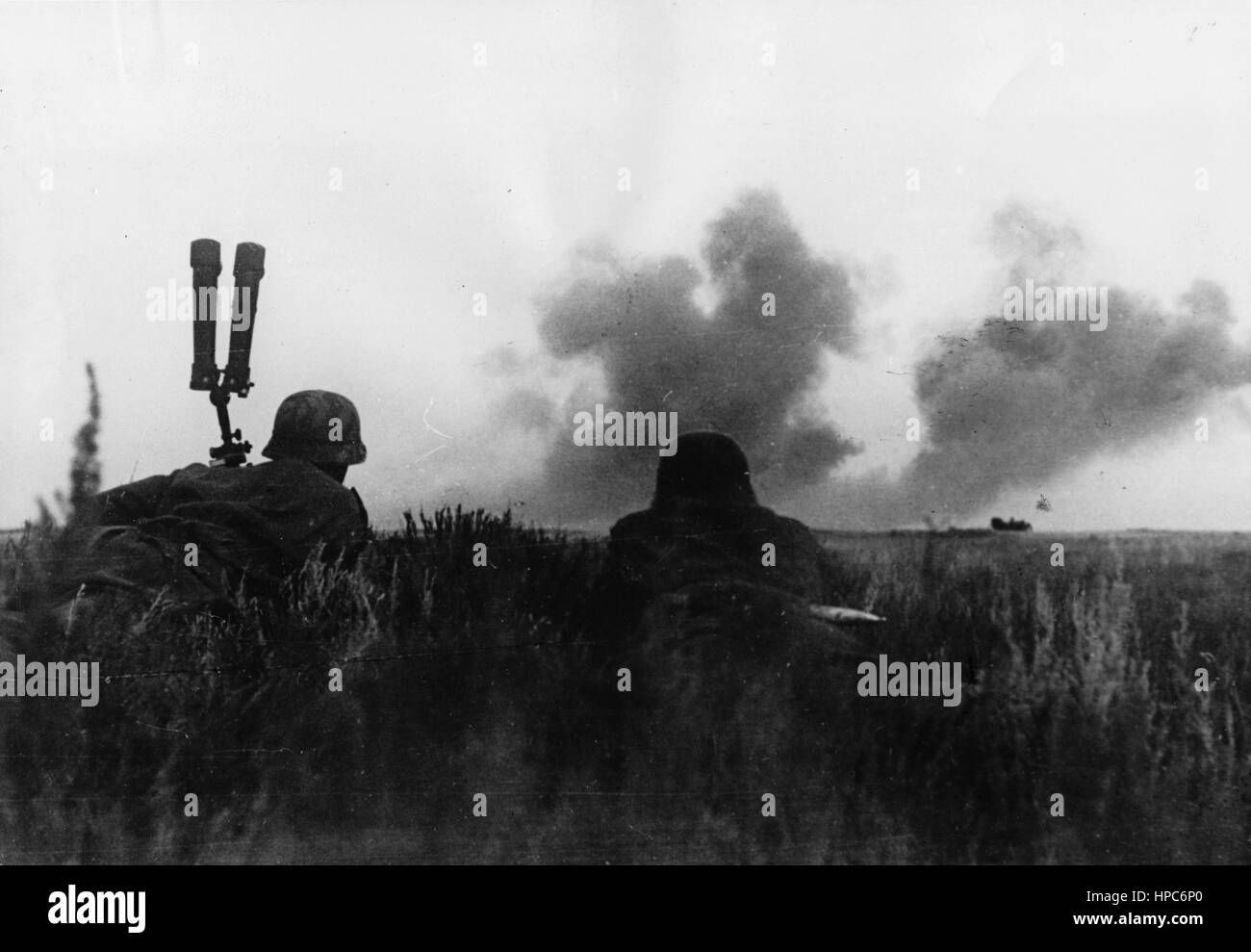 Des soldats de la Wehrmacht allemande se battent dans le Battel de Stalingrad, en Union soviétique, en septembre 1942. La photographie originale à partir de laquelle ce repro a été fait, lit sur son dos la propagande nationale-socialiste datée du 14 septembre 1942 'des batailles pour Stalingrad. Les pionniers attaquent les positions sur le terrain des Bosheviks avec le soutien de l'artillerie lourde. Fotoarchiv für Zeitgeschichte | utilisation dans le monde entier Banque D'Images