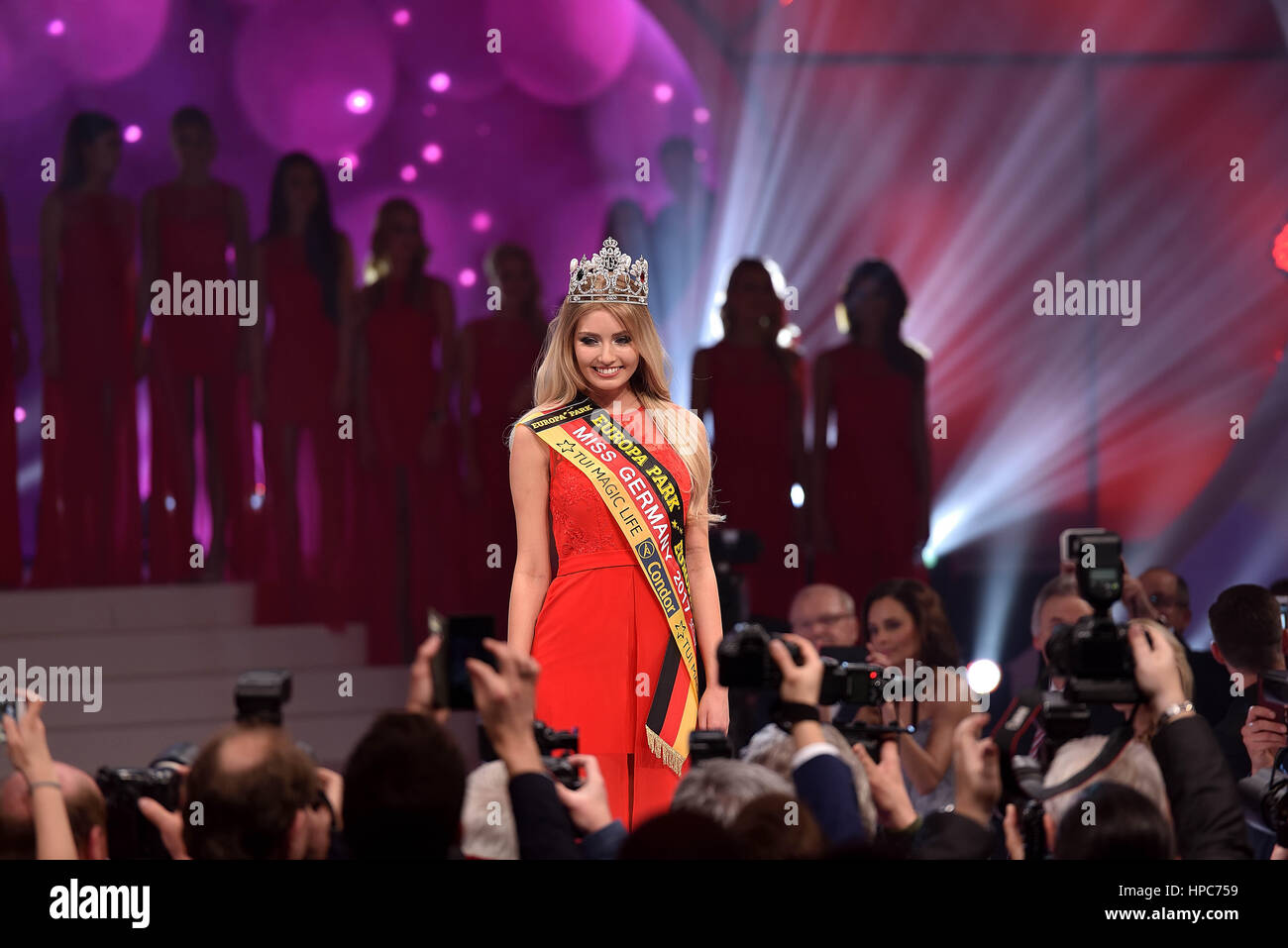 18 février 2017 - Miss Germany 2016, Lena BrÃ¶der, a transmis sa couronne à la nouvelle élue Miss France 2018, Soraya Kohlmann, un de 18 ans à partir de la Sachsen, Allemagne, à la finale de Miss France 2017. Miss France 2017 a eu lieu à l'Europa Park dans le sud-ouest de ville de Rust, le 18 février 2017. Vingt-et-un finalistes ont concouru pour le titre, et la sélection a été effectuée par un jury de célébrités VIP Crédit : Abdelwaheb Omar/ImagesLive/ZUMA/Alamy Fil Live News Banque D'Images