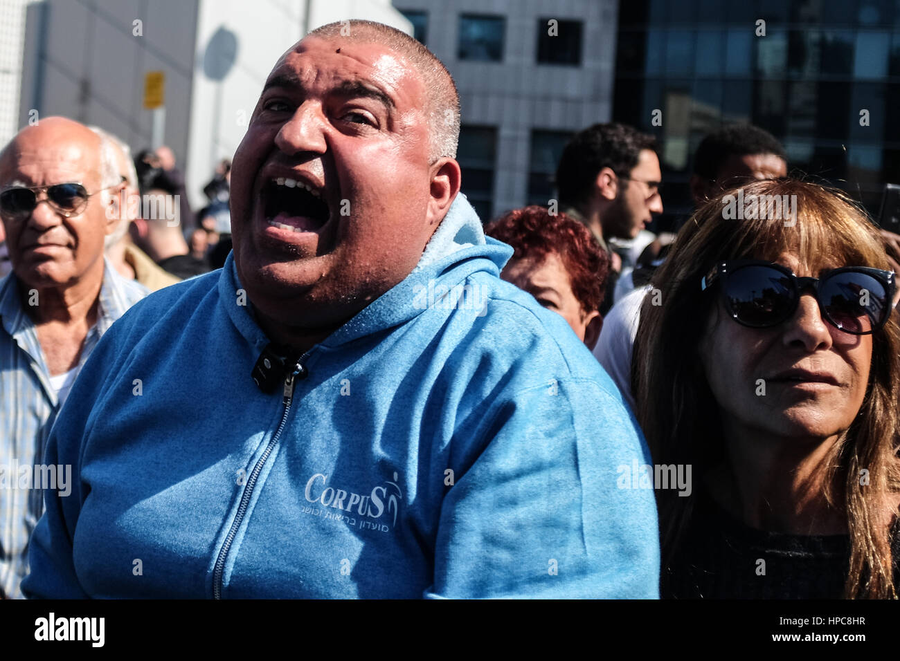 Tel Aviv, Israël. 21 Février, 2017. Les partisans de l'IDF Le Sgt. Elor Azaria, reconnu coupable d'homicide involontaire dans la mort de mars 2015 Peuple palestinien Abdel Fatah al Sharif comme il était blessé et impuissant à Hébron, manifester devant un tribunal militaire en session au siège de la FDI à Tel Aviv, en haut la main de la peine. Azaria a été condamné à 18 mois d'emprisonnement et d'une rétrogradation à privé. Credit : Alon Nir/Alamy Live News Banque D'Images