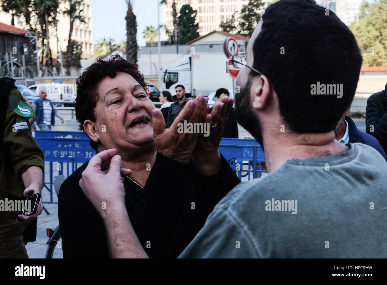 Tel Aviv, Israël. 21 Février, 2017. Les partisans de l'IDF Le Sgt. Elor Azaria, reconnu coupable d'homicide involontaire dans la mort de mars 2015 Peuple palestinien Abdel Fatah al Sharif comme il était blessé et impuissant à Hébron, manifester devant un tribunal militaire en session au siège de la FDI à Tel Aviv, en haut la main de la peine. Azaria a été condamné à 18 mois d'emprisonnement et d'une rétrogradation à privé. Credit : Alon Nir/Alamy Live News Banque D'Images