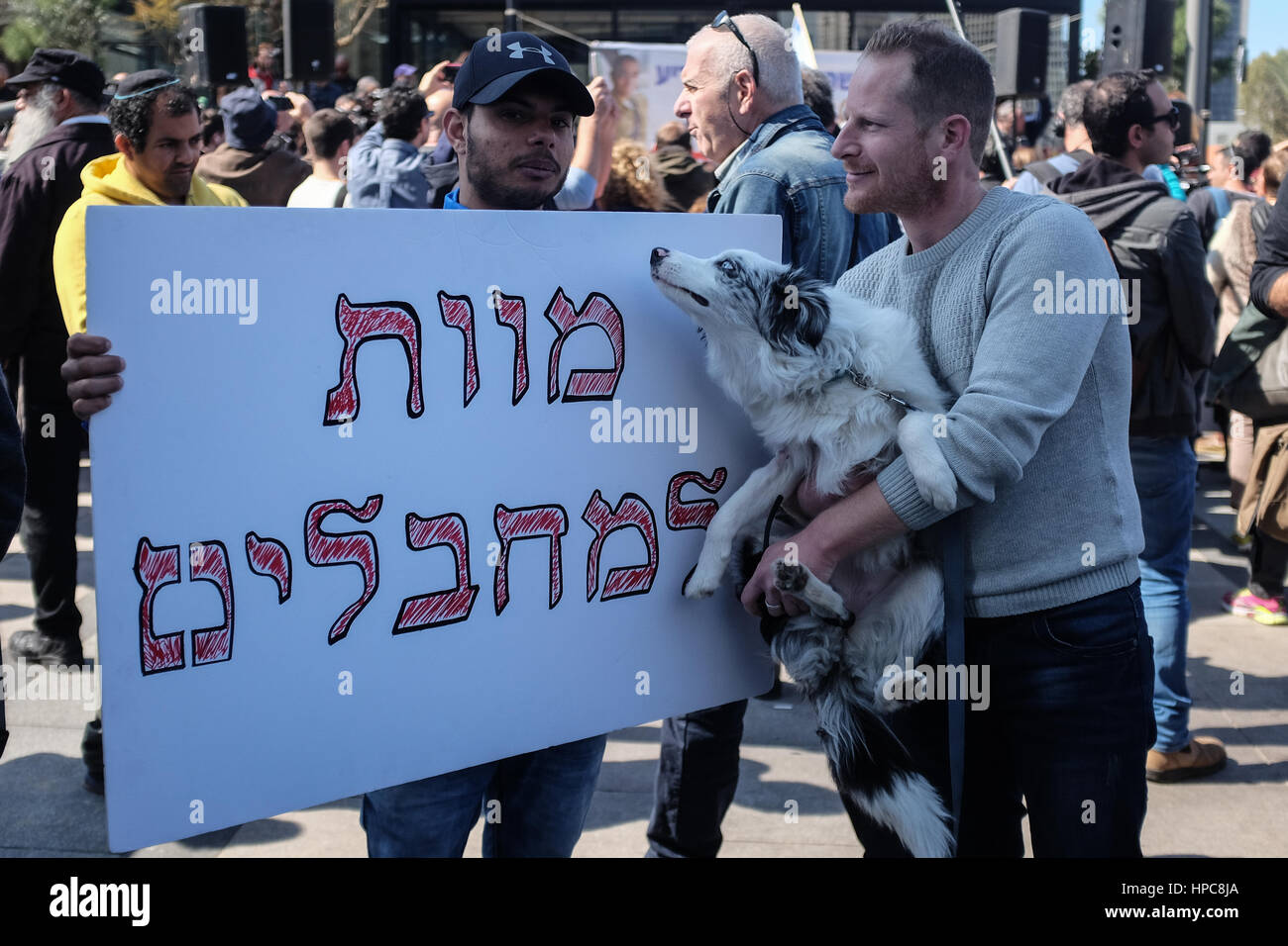 Tel Aviv, Israël. 21 Février, 2017. Les partisans de l'IDF Le Sgt. Elor Azaria, reconnu coupable d'homicide involontaire dans la mort de mars 2015 Peuple palestinien Abdel Fatah al Sharif comme il était blessé et impuissant à Hébron, manifester devant un tribunal militaire en session au siège de la FDI à Tel Aviv, en haut la main de la peine. Azaria a été condamné à 18 mois d'emprisonnement et d'une rétrogradation à privé. Credit : Alon Nir/Alamy Live News Banque D'Images