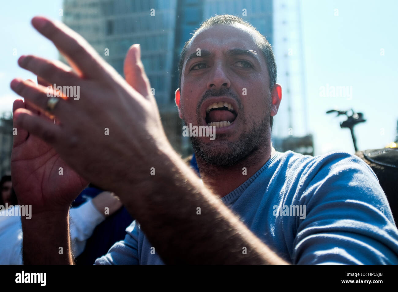 Tel Aviv, Israël. 21 Février, 2017. Les partisans de l'IDF Le Sgt. Elor Azaria, reconnu coupable d'homicide involontaire dans la mort de mars 2015 Peuple palestinien Abdel Fatah al Sharif comme il était blessé et impuissant à Hébron, manifester devant un tribunal militaire en session au siège de la FDI à Tel Aviv, en haut la main de la peine. Azaria a été condamné à 18 mois d'emprisonnement et d'une rétrogradation à privé. Credit : Alon Nir/Alamy Live News Banque D'Images