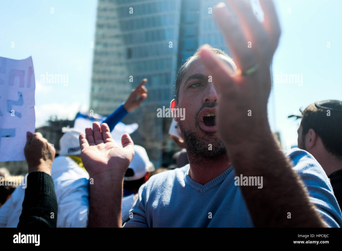 Tel Aviv, Israël. 21 Février, 2017. Les partisans de l'IDF Le Sgt. Elor Azaria, reconnu coupable d'homicide involontaire dans la mort de mars 2015 Peuple palestinien Abdel Fatah al Sharif comme il était blessé et impuissant à Hébron, manifester devant un tribunal militaire en session au siège de la FDI à Tel Aviv, en haut la main de la peine. Azaria a été condamné à 18 mois d'emprisonnement et d'une rétrogradation à privé. Credit : Alon Nir/Alamy Live News Banque D'Images
