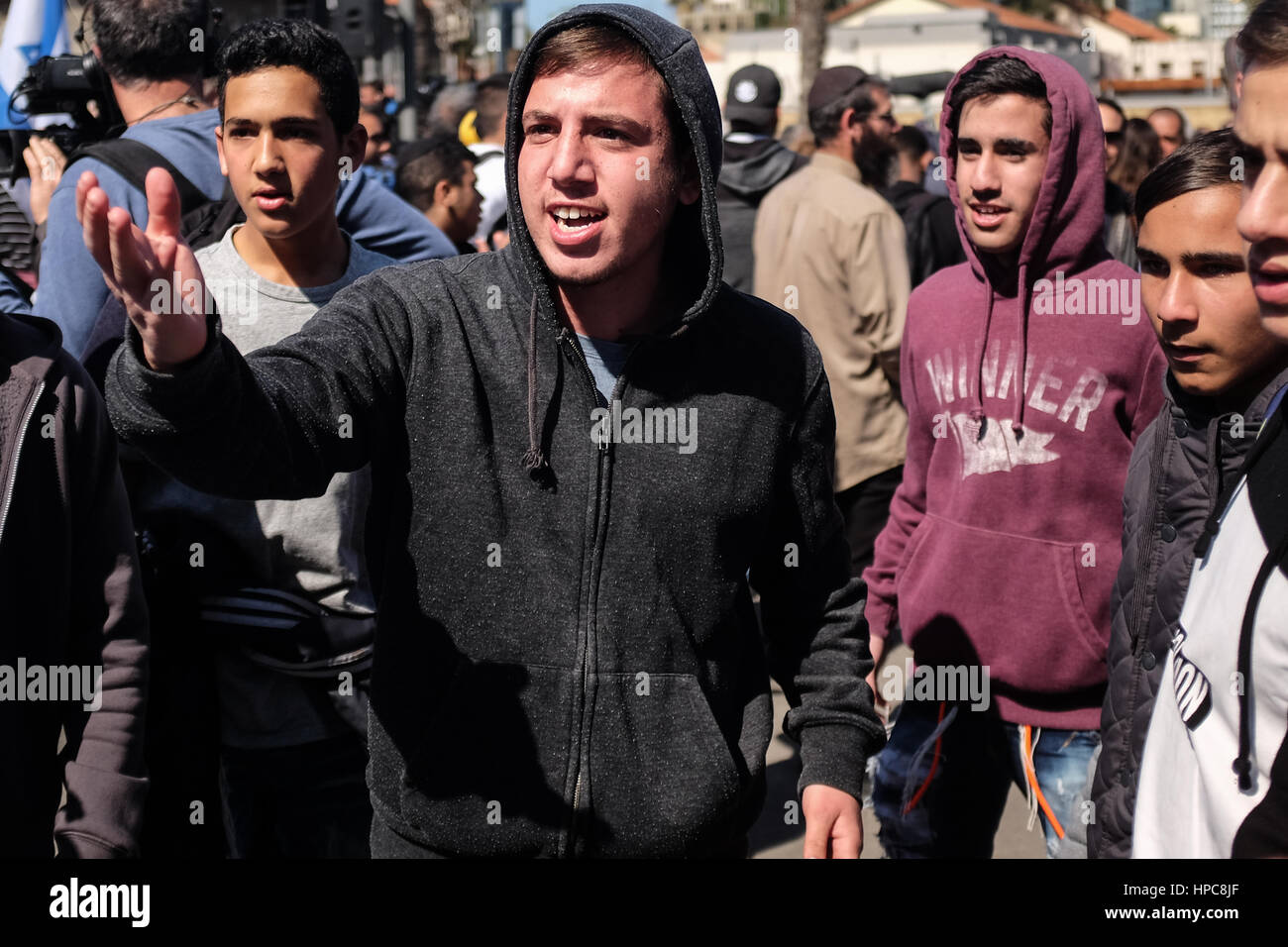 Tel Aviv, Israël. 21 Février, 2017. Les partisans de l'IDF Le Sgt. Elor Azaria, reconnu coupable d'homicide involontaire dans la mort de mars 2015 Peuple palestinien Abdel Fatah al Sharif comme il était blessé et impuissant à Hébron, manifester devant un tribunal militaire en session au siège de la FDI à Tel Aviv, en haut la main de la peine. Azaria a été condamné à 18 mois d'emprisonnement et d'une rétrogradation à privé. Credit : Alon Nir/Alamy Live News Banque D'Images
