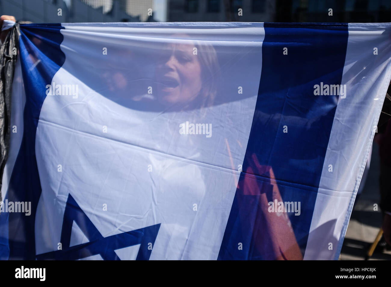 Tel Aviv, Israël. 21 Février, 2017. Les partisans de l'IDF Le Sgt. Elor Azaria, reconnu coupable d'homicide involontaire dans la mort de mars 2015 Peuple palestinien Abdel Fatah al Sharif comme il était blessé et impuissant à Hébron, manifester devant un tribunal militaire en session au siège de la FDI à Tel Aviv, en haut la main de la peine. Azaria a été condamné à 18 mois d'emprisonnement et d'une rétrogradation à privé. Credit : Alon Nir/Alamy Live News Banque D'Images
